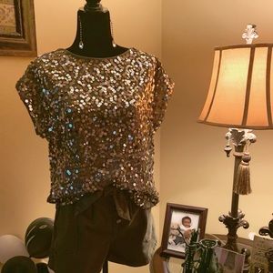 Short sleeve olive green sequins top.
